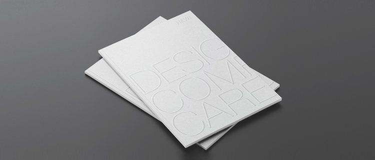 Die Publikation «Design Comfort Care» von HEWI - zwei weisse Hefte auf grauem Hintergrund