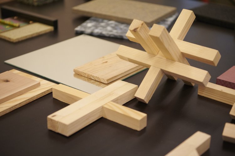 Verschiedene 3-D Holzkreuze auf einem Tisch