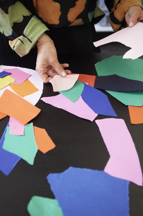 Mara Tschudi experimentiert mit Papierschnipsel in verschiedenen Farben