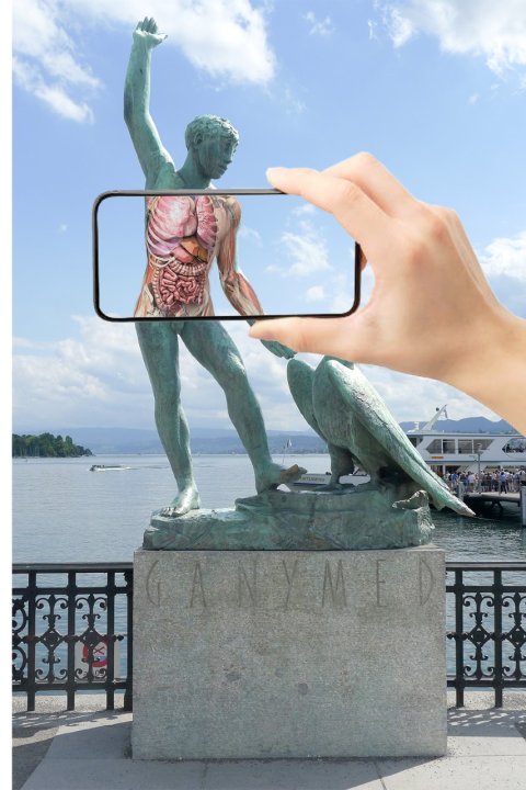 Ganymed Skulptur am Zürichsee mit einem Handy davor, dass die Innereien der Statue zeigt
