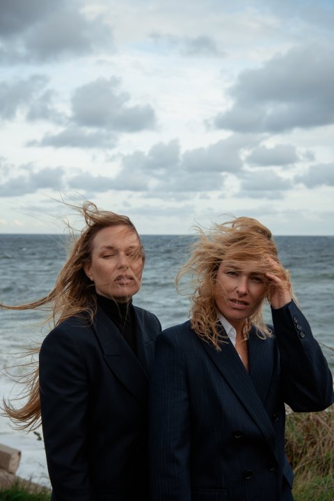 Raphaela Pichler und Marisa Burn vor einem stürmischen Himmel am Meer