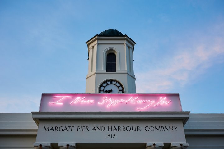 Kirche mit Neon-Beschriftung