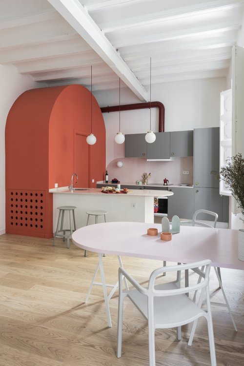 Moderne Design-Wohnküche mit rotem Ofenelement