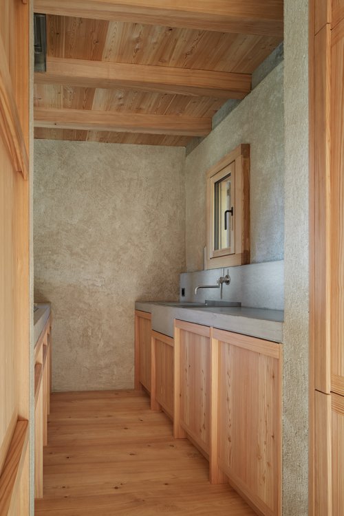 Küche mit Fronten aus Lärchenholz.