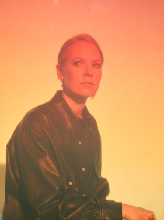 Portraitfoto der Designerin Sabine Marcelis in orangem und gelbem Licht.