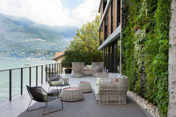 Terrasse mit Lounge und vertikalem Garten des Hotels «Il Sereno» am Comer See.