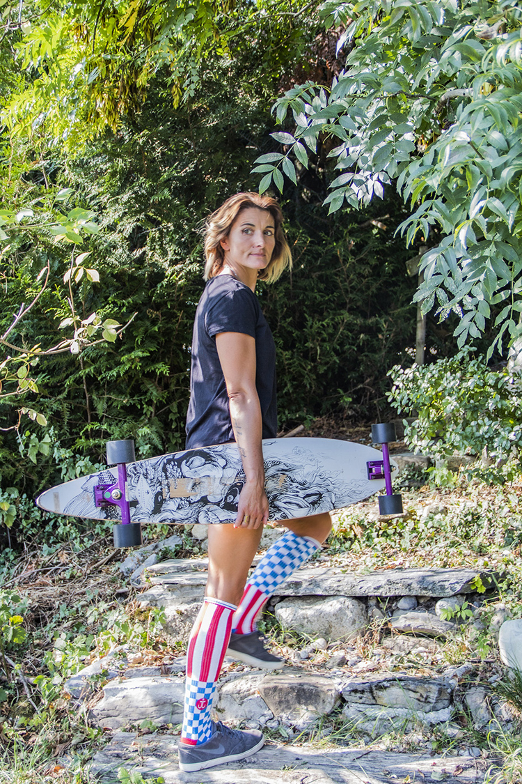 Porträtbild von Marie Dautruche mit Skateboard.