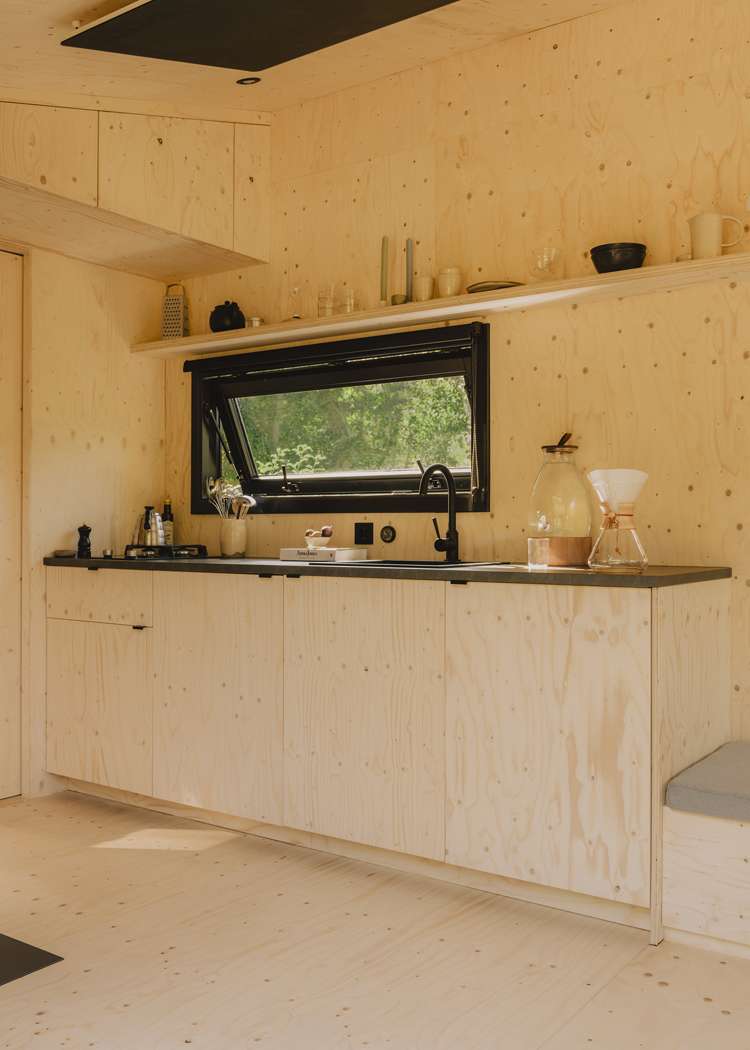 Cabin von innen mit Holzverkleidung und kleiner Küchennische