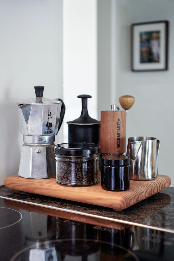 Nachaufnahme von Küchensituation mit Bialetti Kaffeejanne und Kaffeemühle.