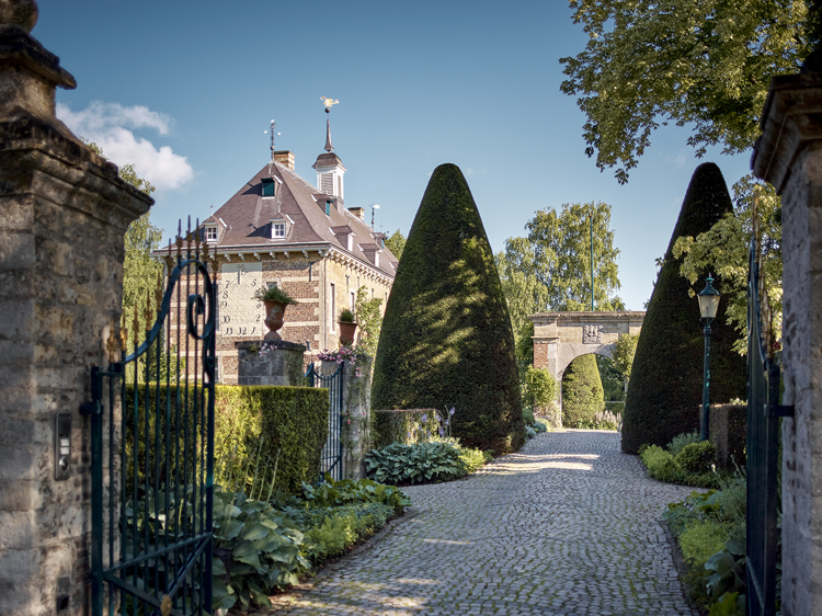 Schlossgarten mit Kiesweg der zum Park führt.
