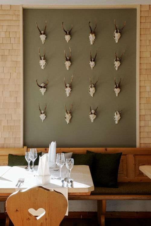 Detailansicht von Restaurant mit Wand mit kleinen Geweihen.