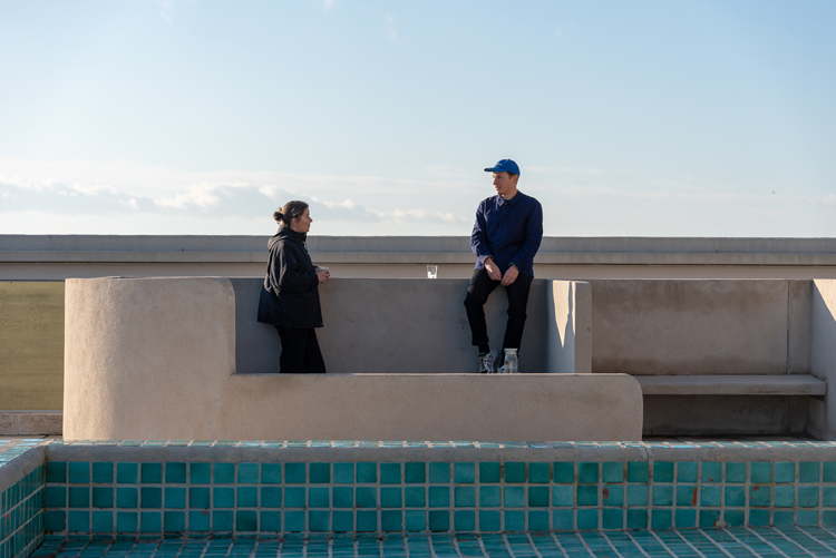 Die beiden Designer*innen Camille Pillard und Romain Voulet unterhalten sich auf einer Hausdachterasse.