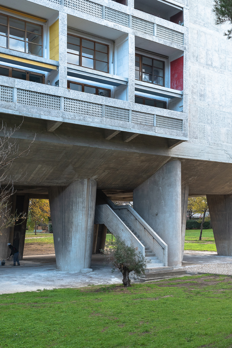 Wohneingang mit Treppe aus Beton, die in die modernistische Unité d‘Habitation von Le Corbusier in Marseille führt.