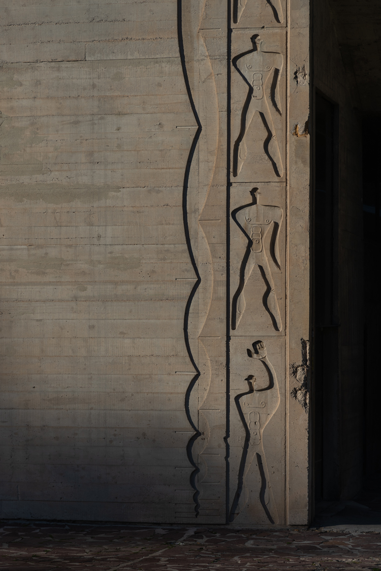 Detailaufnahme von einem Kunstwerk an einer Hauswand aus Beton.
