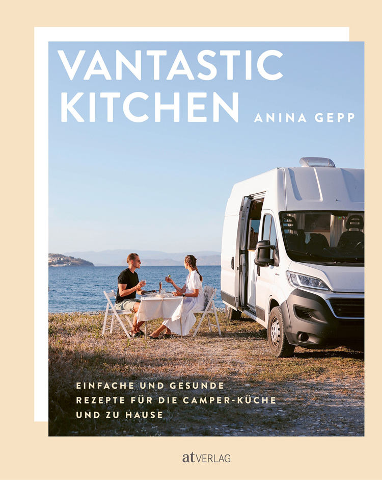 Buchcover des Kochbuchs Vantastic Kitchen mit einem Bild einem Paar das neben einem weissen Camper an einem kleinen Tisch speist, im Hintergrund sieht man das Meer.