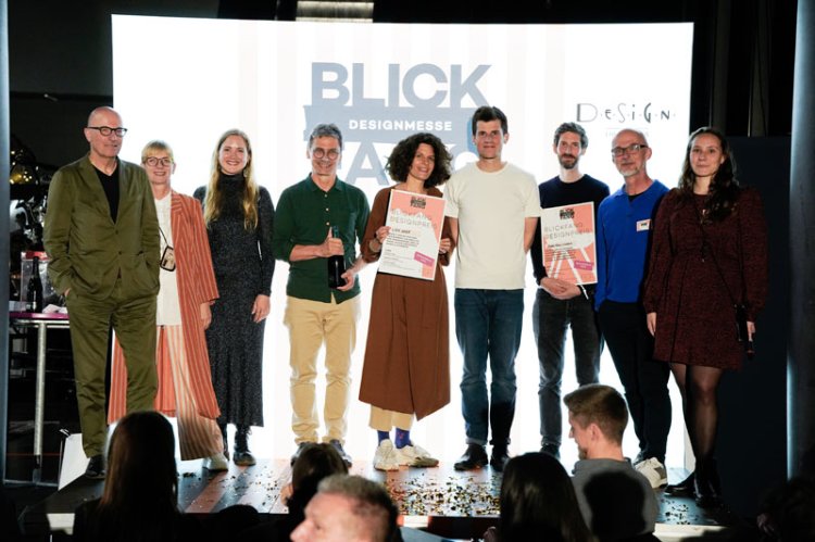 Bild von der Preisübergabe des Designpreis Blickfang mit der Jury, den Gewinnern und Blickfang Crew auf der Bühne.