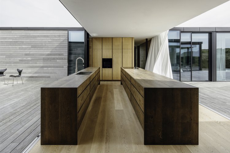 Küche mit zwei Kücheninseln in modernem Ambiente.