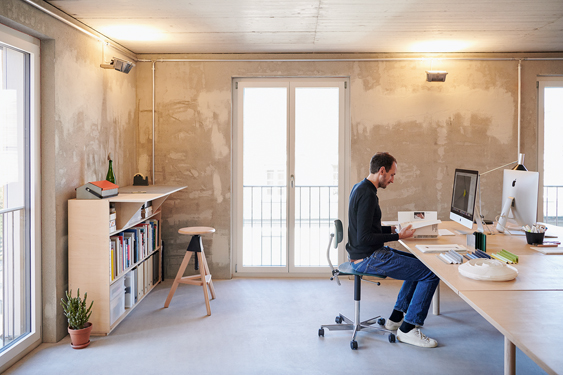 Sébastien El Idrissi sitz an seinem Schreibtisch in seinem Atelier.
