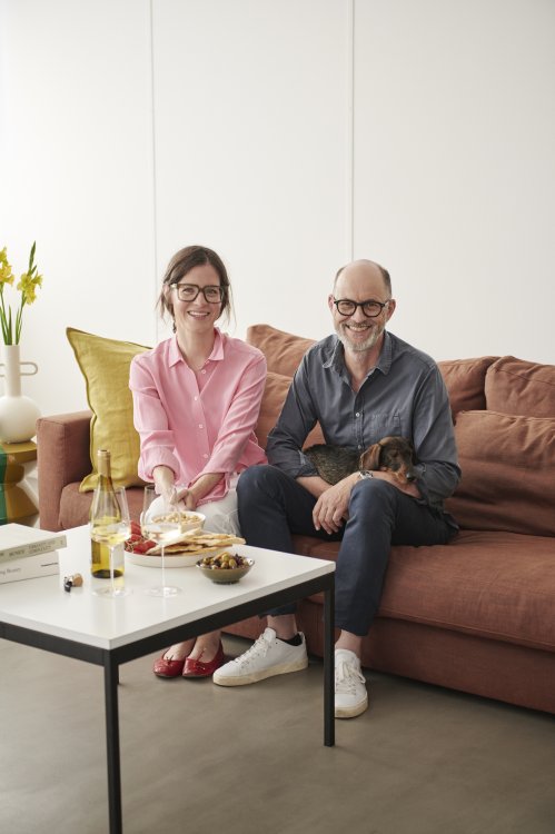 Ulrike Krucker sitzt neben ihrem Mann Bruno Krucker auf dem Sofa.