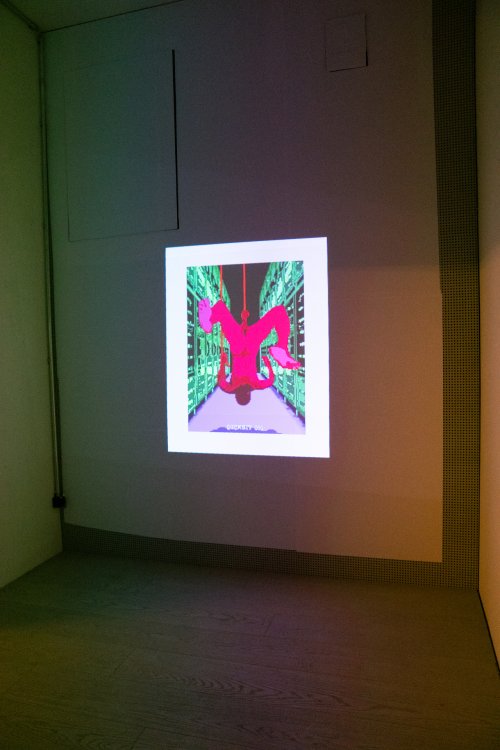 iPad mit einem digitalen NFT Kunstwerk der Ausstellung «Kallidicks».