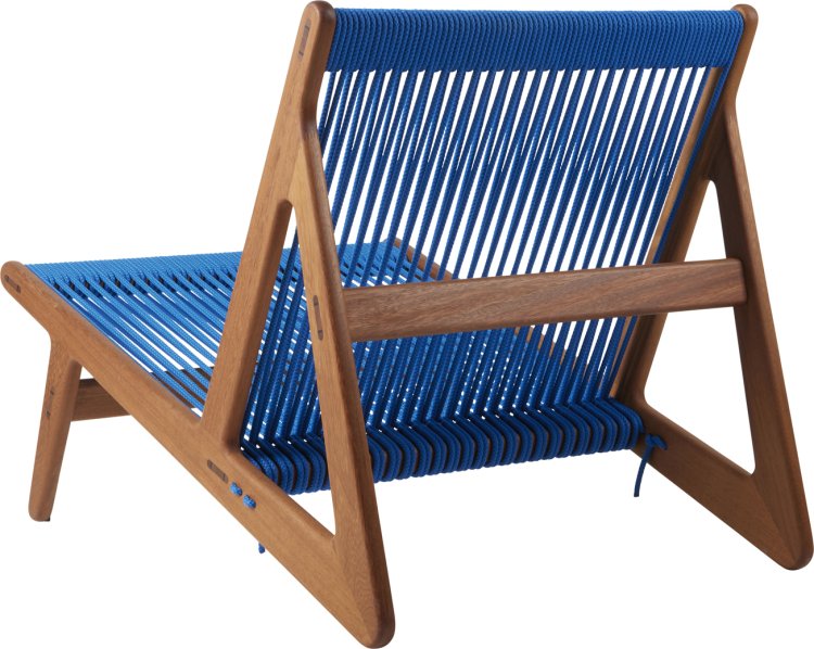 «MR 01 Initial Lounge Chair» von Gubi mit Holzgerüst und blauen Schnüren.