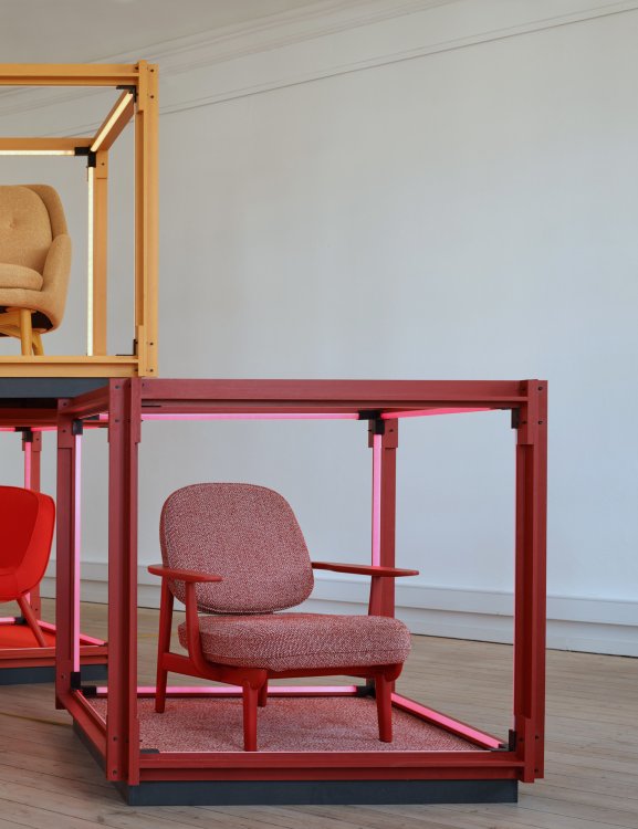 Roter Sessel Fred entworfen von Jaime Hayon für Fritz Hansen ausgestellt in Kopenhagen.