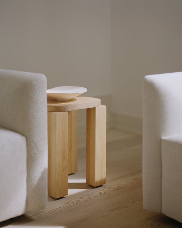 Helle Polstermöbel aus Stoff mit einem Coffee Table aus Holz.