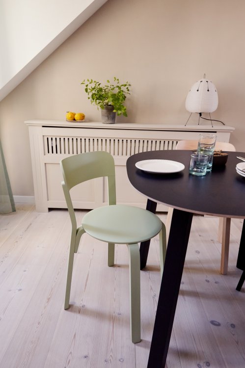 Schwarzer Tisch und mintgrüner Stuhl von Takt in einem hellen, modernen Wohnambiente.