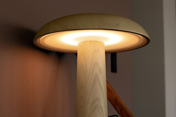 Detailansicht der Tischleuchte mit warmen LED-Licht.