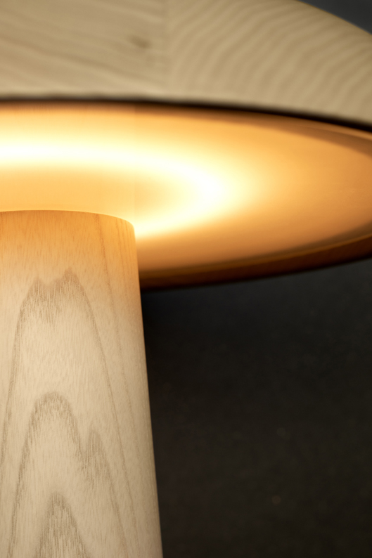 Detailansicht der Tischleuchte mit warmen LED-Licht.