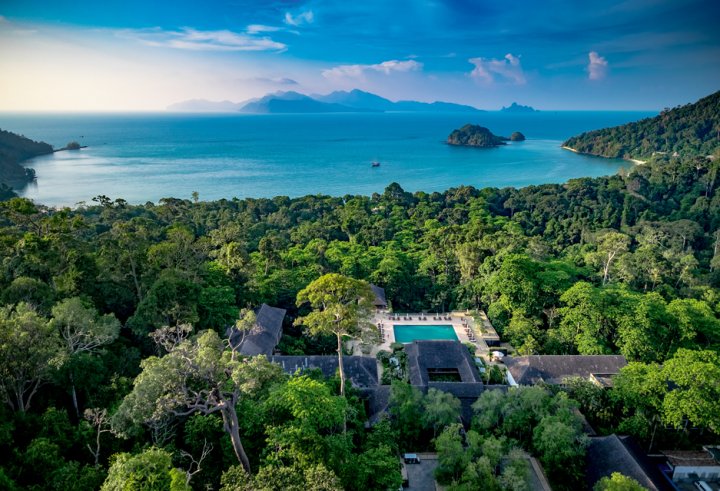 Blick über das Hotel The Datai Langkawi eingebettet im Regenwald von Malaysia.