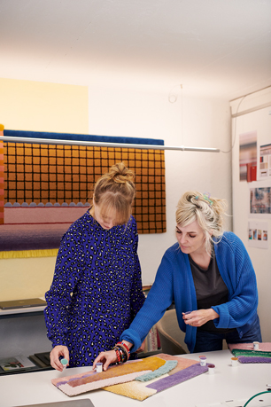 Farbüberlagerungen: Seline und Patricia bei der Feinabstimmung der Teppichkollektion «Overlay» von Lantal.