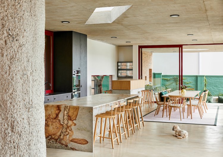 Blick in die offene Küche mit Jochinsel aus Marmor.