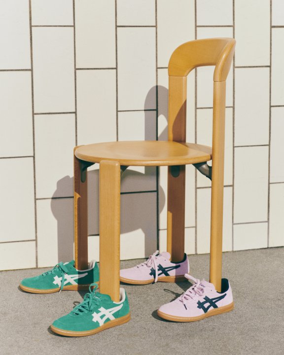 Ein Stuhl steht auf Sneakers