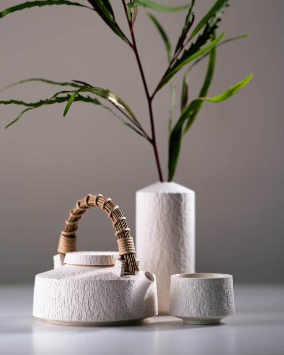 Krug, Becher und Vase aus weisser Keramik mit starker Textur