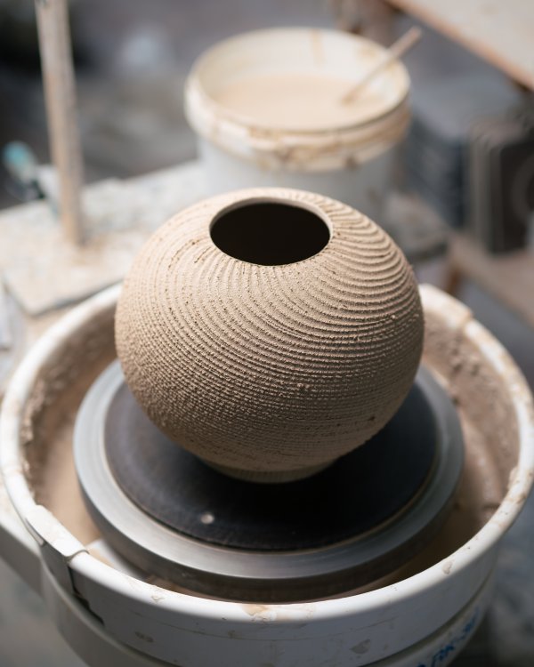 runde Vase mit Textur auf Drehscheibe