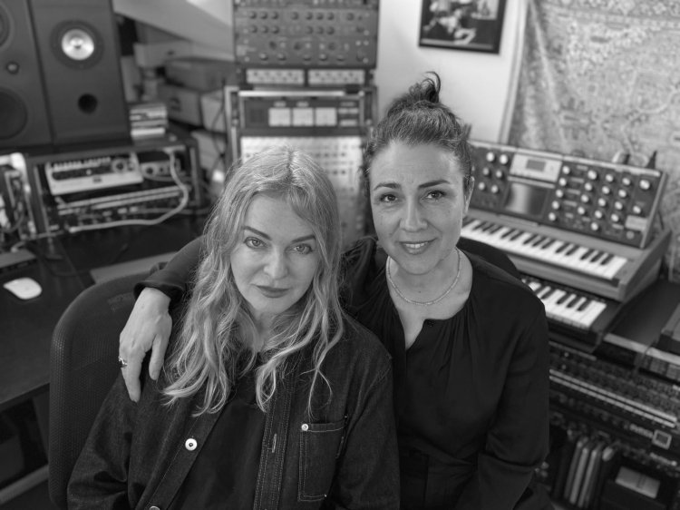 Schwarzweiss-Portrait von Inga Humpe und Anca Munteanu Rimnic im Studio