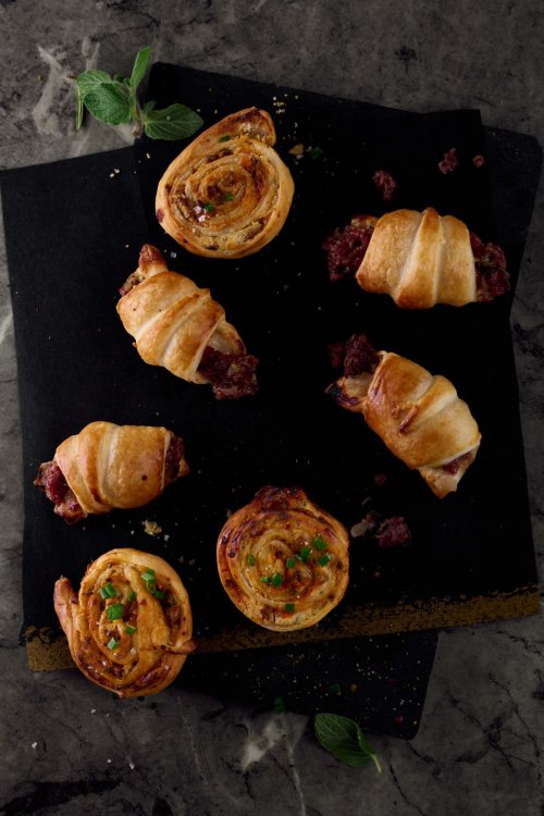 Angerichteter Vorspeisenteller mit Blätterteigschnecken.