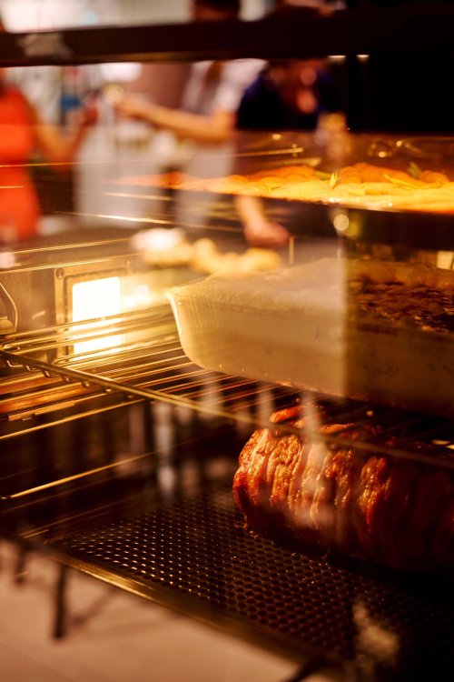 Blick in den Kombisteamer, in dem gleichzeitig Kartoffelgratin, Rollbraten und Ofenkarotten schmoren.