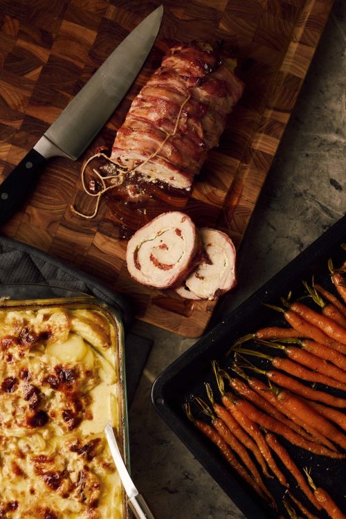 Die Hauptspeise ansprechend  angerichtet und fotografiert von oben. Rollbraten, Kartoffelgratin, Ofenrüebli.