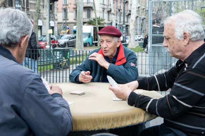 Karten spielen in den Strassen von Mailand.