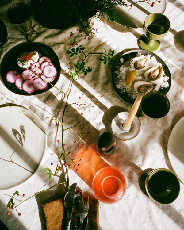 Essen und Geschirr steht auf einem gedeckten Tisch.
