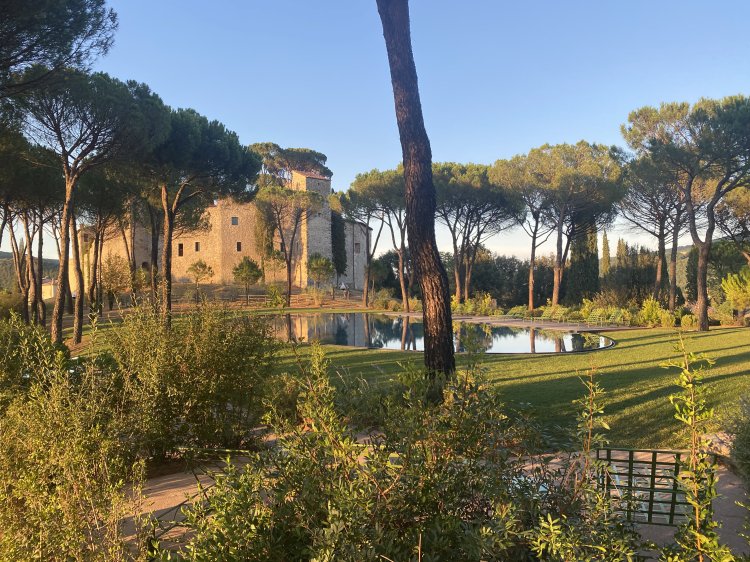 Bild eines grossen Anwesens in Italien mit wunderschöner Natur und grossem Pool.
