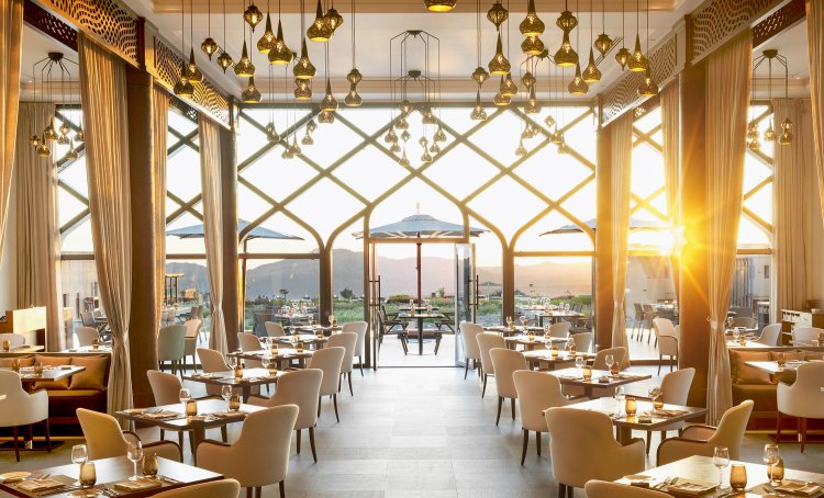 Ein offenes, grosses Restaurant von welchem man den Sonnenuntergang betrachten kann.