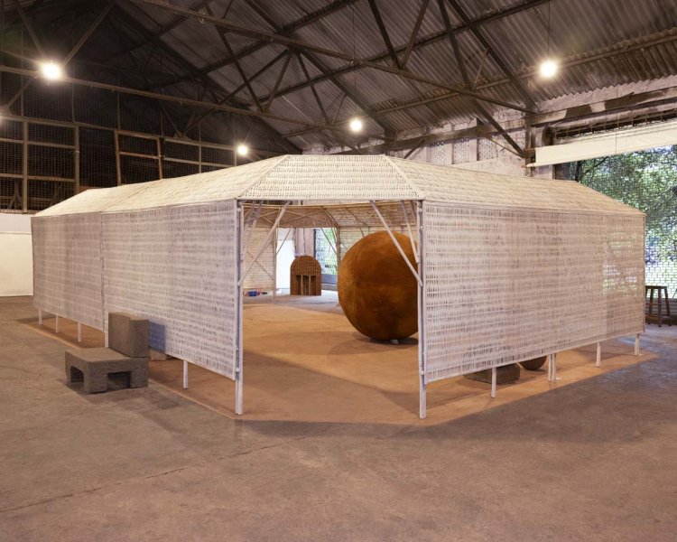 Ein Foto der Ausstellung. Zu sehen ist ein weisses, grosses Zelt, in welchem eine grosse Kugel steht.