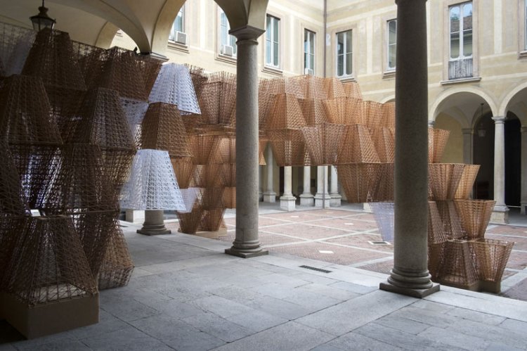 Die Installation «Conifera» von Arthur Mamou-Mani im Hof des Palazzos Isimbardi in Mailand.