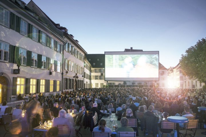 Das Allianz Openair-Kino auf dem Münsterplatz in Basel.