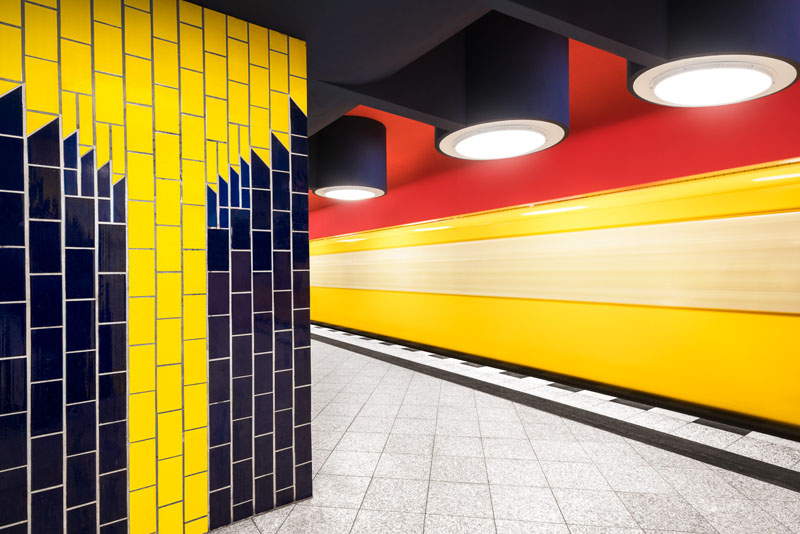 Fotografie der U-Bahn-Station «Richard-Wagner-Platz» mit vorbeifahrender U-Bahn.