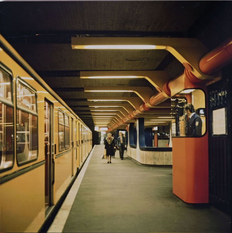 Fotografie des U-Bahnhof Schlossstrasse, Bahnsteig, aus dem Jahre 1974.