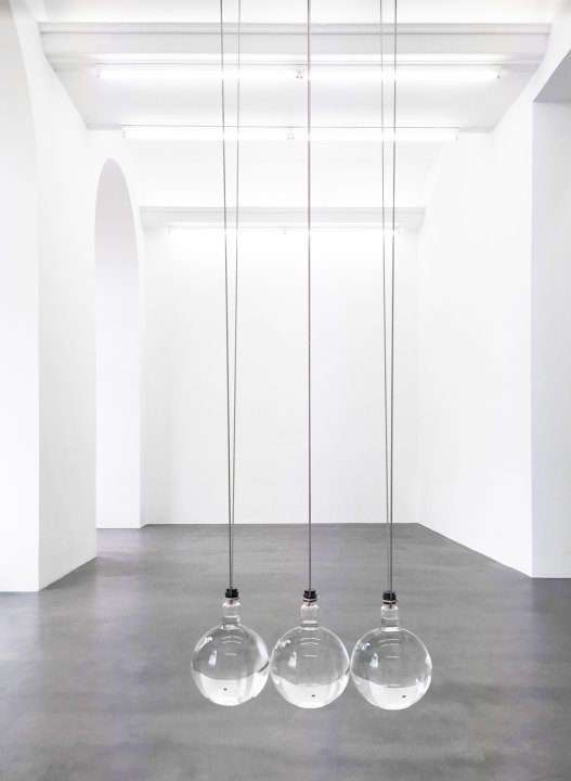 Installation aus drei Glaskugeln der Künstlerin Katja Aufleger unter dem Titel "Gone" im Tinguely Museum Basel.